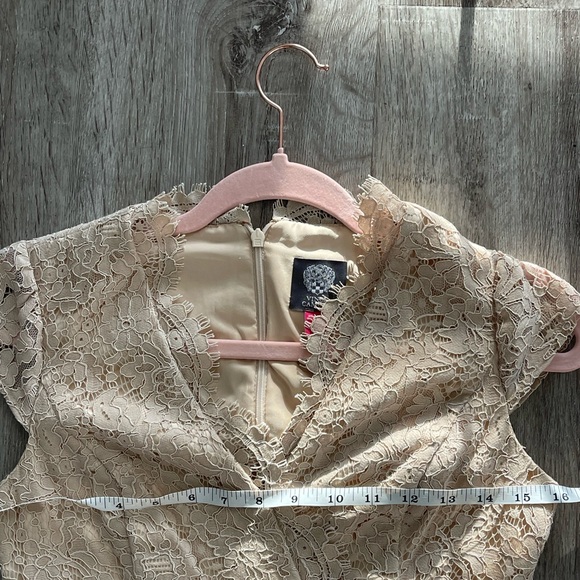 Vince Camuto Lace Bodycon with Cap Sleeves and Scallop V-Neck - Picture 4 of 10